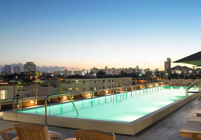The infinite rooftop pool of Betsy, a luxury hotel in miami